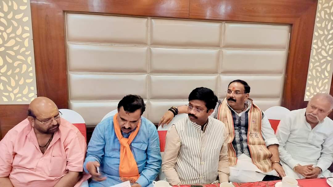 prakashpal_bjp's tweet photo. कानपुर नगर निकाय चुनाव के सम्बंध में संगठन पदाधिकारियों के साथ चुनाव की तैयारियों को लेकर महत्वपूर्ण विषयों पर चर्चा हुई। @Bhupendraupbjp @idharampalsingh @BJP4UP https://t.co/5MNgYBuB7Y