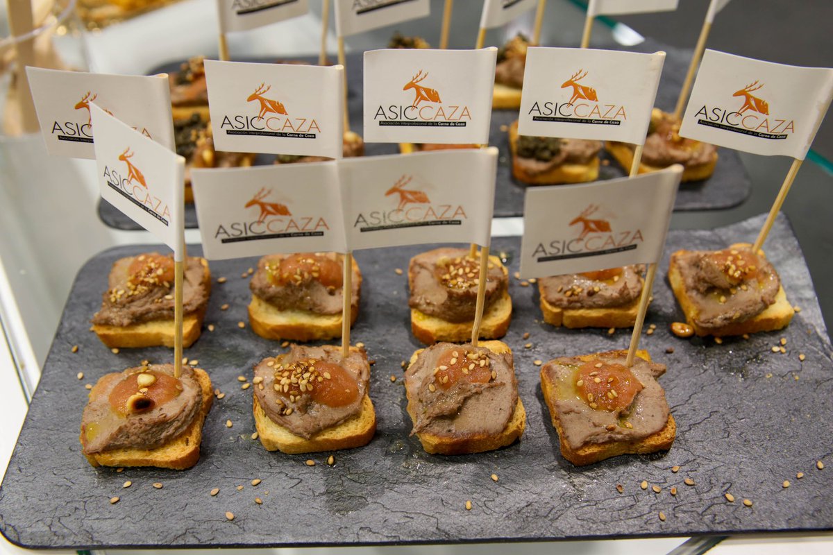 Asiccaza's tweet photo. La carne de caza despierta el interés de los profesionales en el Salón Gourmets.
Es la mayor feria de productos de alta gama en Europa, un espacio donde profesionales de la hostelería se han interesado por los valores diferenciales de la carne de caza.
 #salongourmets #asiccaza https://t.co/2VFRrKpISe