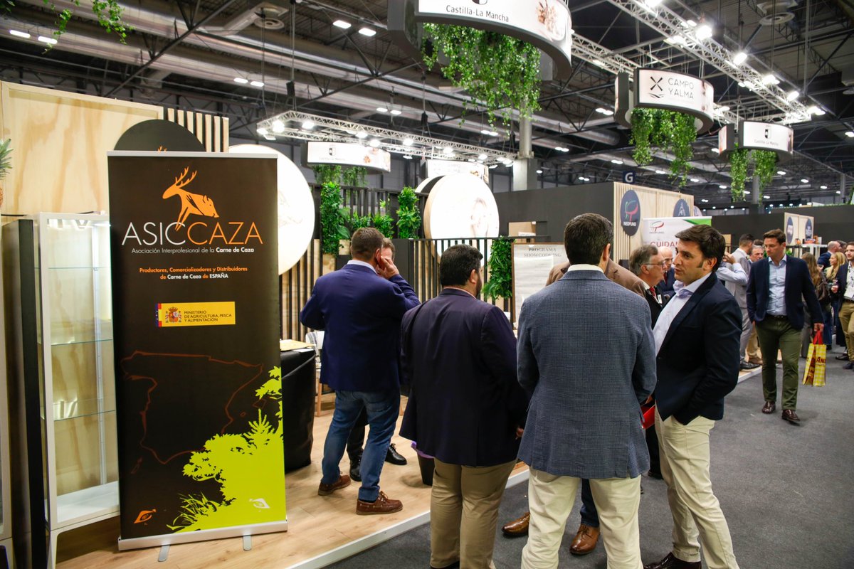Asiccaza's tweet photo. La carne de caza despierta el interés de los profesionales en el Salón Gourmets.
Es la mayor feria de productos de alta gama en Europa, un espacio donde profesionales de la hostelería se han interesado por los valores diferenciales de la carne de caza.
 #salongourmets #asiccaza https://t.co/2VFRrKpISe