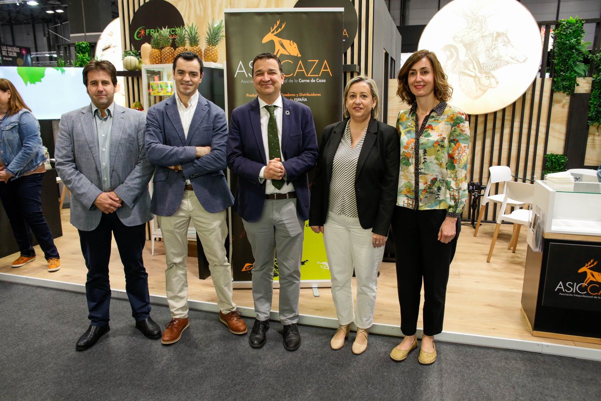 Asiccaza's tweet photo. La carne de caza despierta el interés de los profesionales en el Salón Gourmets.
Es la mayor feria de productos de alta gama en Europa, un espacio donde profesionales de la hostelería se han interesado por los valores diferenciales de la carne de caza.
 #salongourmets #asiccaza https://t.co/2VFRrKpISe