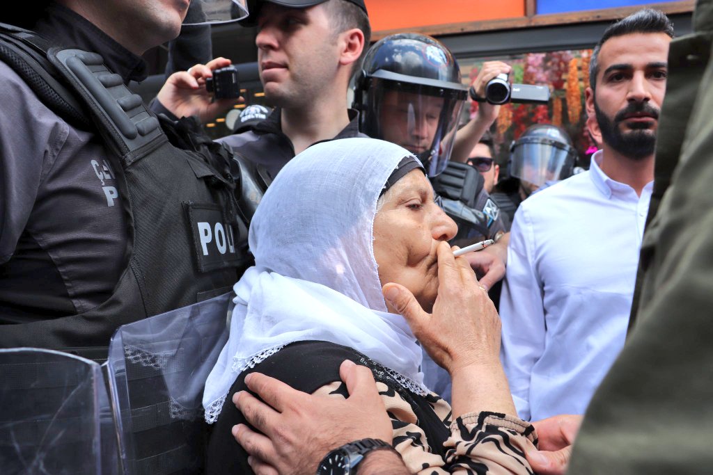 BilalGuldem's tweet photo. "Efendîno
rahijin teşkên xwe
rahijin kincên xwe, postalên xwe û şivqeyên xwe
çiyê we hebe li ser vê axê û we çi anîbe bi xwe re
tenq, top, tiveng, teyare…
û we çi ava kiribe: dibistan, qereqol, dadgeh
û hepsên bêdergeh, zîndan û asaqgehên têrguneh
û jinên xwe jî esseh efendîno, zaruyên xwe jî"

📷 @MamedogluMedine