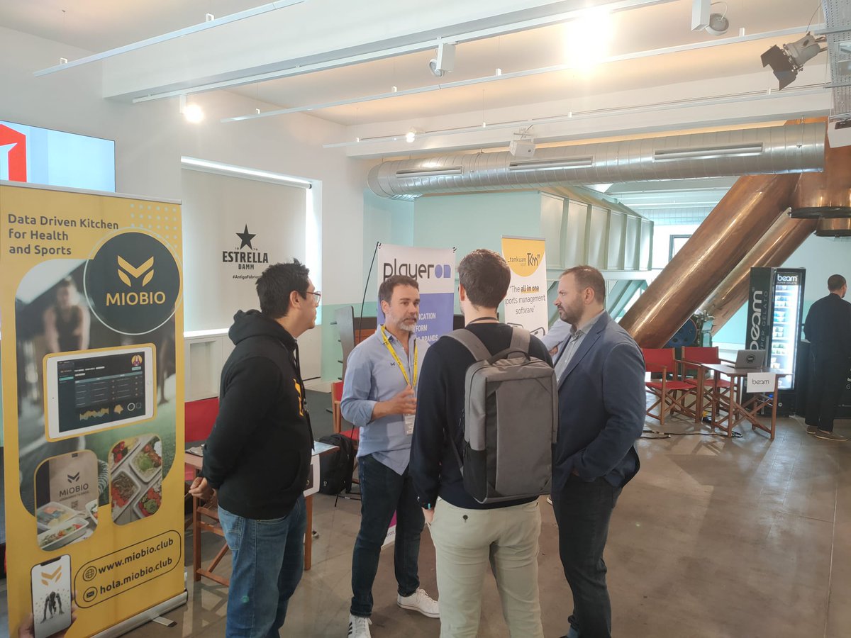 indescat's tweet photo. 🔝Després d'un matí ple de ponències i taules rodones de gran interès pels més de 200 assistents, arriba l'hora de fer networking i conèixer les #startups expositores: #Athos #BeamSuperGelato #Breakpadel @LiveFresh_ #MioBio @OratrexTickets @playeron_games #Surfland @TankuamKMP https://t.co/dhmQfyCwos