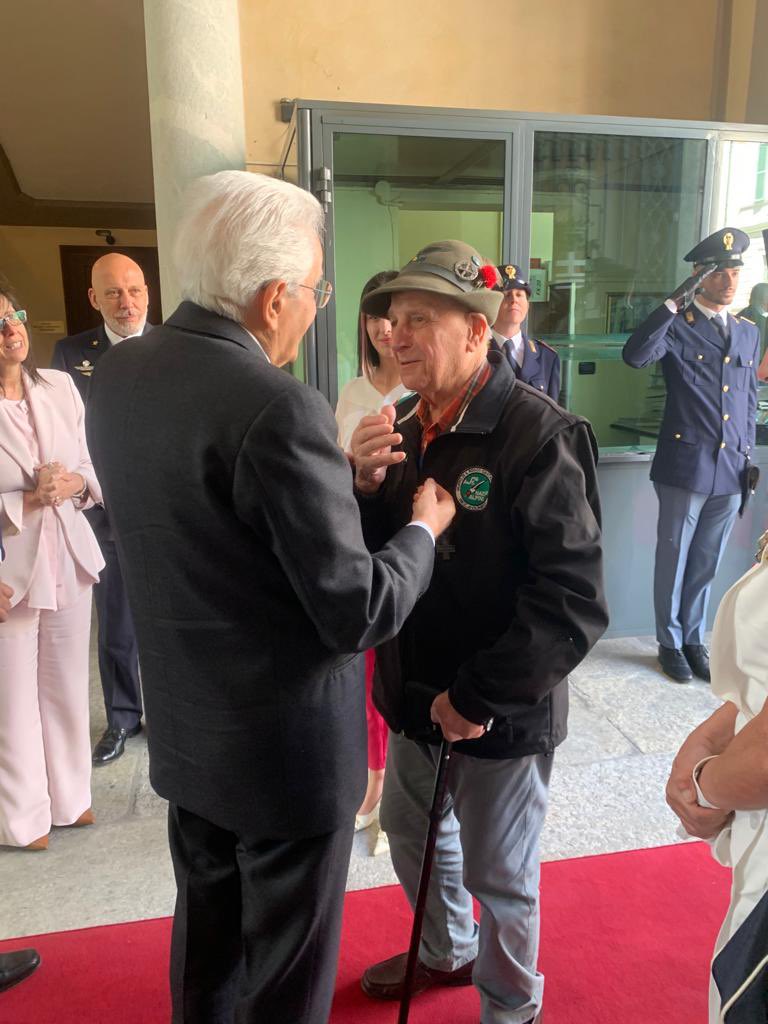 Il presidente #Mattarella saluta, al termine della cerimonia per il #25aprile, un reduce della campagna di Russia, l’alpino della divisione Alpina Cuneense, Giuseppe Falco, di 102 anni
