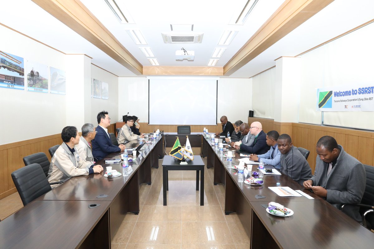 WizarayaUJ's tweet photo. Naibu Katibu Mkuu-Uchukuzi, @allypossi afanya mazungumzo na Uongozi wa Kampuni Sung Shin Rolling Stock Tecnology nchini Korea na kukagua mradi wa kutengeneza mebehewa 59 ya SGR ambapo kati ya hayo 59 mabehewa 14 yaliwasili nchini mwezi Novemba mwaka jana. https://t.co/CQlpGIx2qV