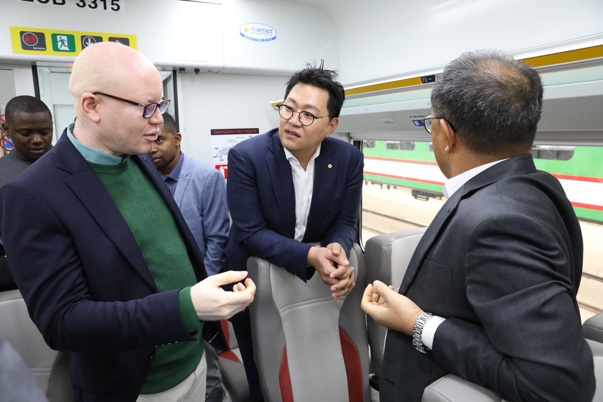WizarayaUJ's tweet photo. Naibu Katibu Mkuu-Uchukuzi, @allypossi afanya mazungumzo na Uongozi wa Kampuni Sung Shin Rolling Stock Tecnology nchini Korea na kukagua mradi wa kutengeneza mebehewa 59 ya SGR ambapo kati ya hayo 59 mabehewa 14 yaliwasili nchini mwezi Novemba mwaka jana. https://t.co/CQlpGIx2qV