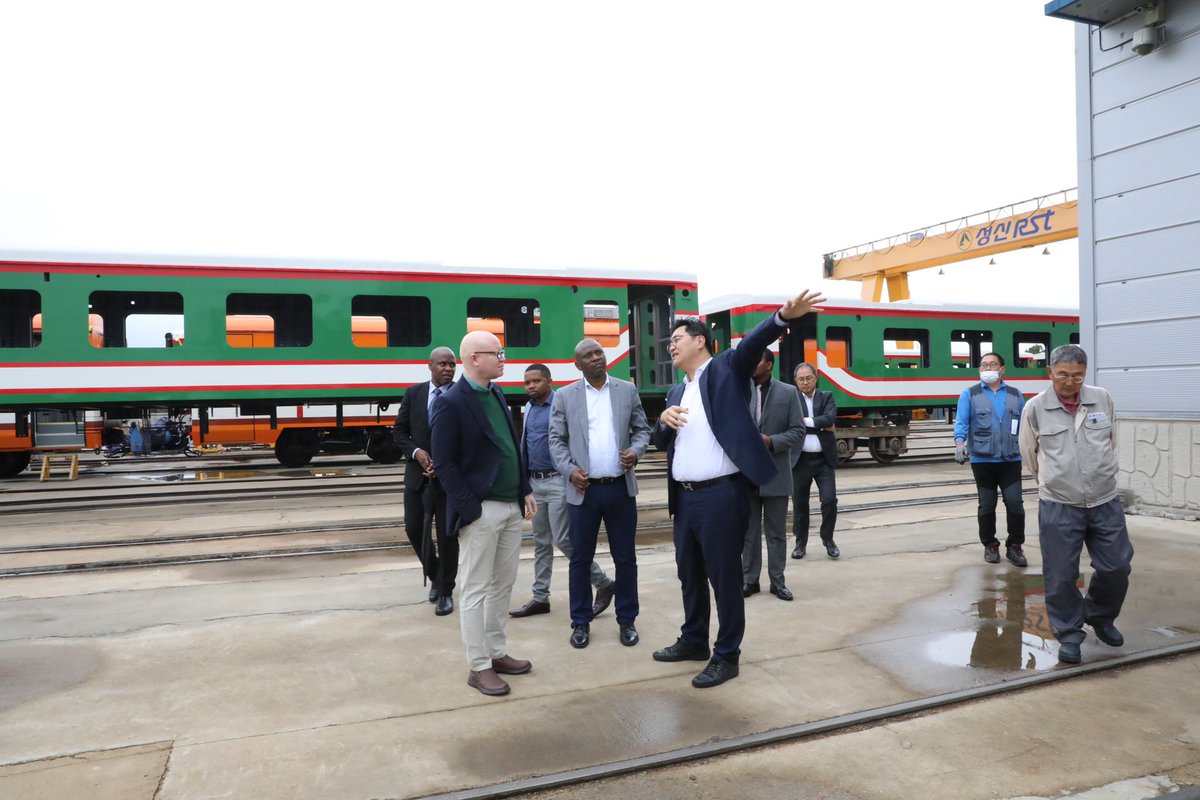 WizarayaUJ's tweet photo. Naibu Katibu Mkuu-Uchukuzi, @allypossi afanya mazungumzo na Uongozi wa Kampuni Sung Shin Rolling Stock Tecnology nchini Korea na kukagua mradi wa kutengeneza mebehewa 59 ya SGR ambapo kati ya hayo 59 mabehewa 14 yaliwasili nchini mwezi Novemba mwaka jana. https://t.co/CQlpGIx2qV