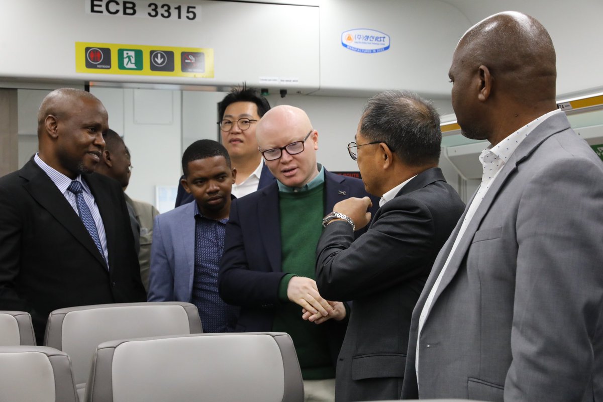 WizarayaUJ's tweet photo. Naibu Katibu Mkuu-Uchukuzi, @allypossi afanya mazungumzo na Uongozi wa Kampuni Sung Shin Rolling Stock Tecnology nchini Korea na kukagua mradi wa kutengeneza mebehewa 59 ya SGR ambapo kati ya hayo 59 mabehewa 14 yaliwasili nchini mwezi Novemba mwaka jana. https://t.co/CQlpGIx2qV