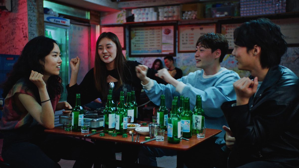 🚨 ‘Return to Seoul’ já está disponível em VOD nas plataformas digitais.

Dirigido e escrito por Davy Chou, e estrelado por Ji-Min Park como uma adotada francesa de 25 anos que viaja para a Coreia do Sul em busca de seus pais biológicos. #ReturnToSeoul