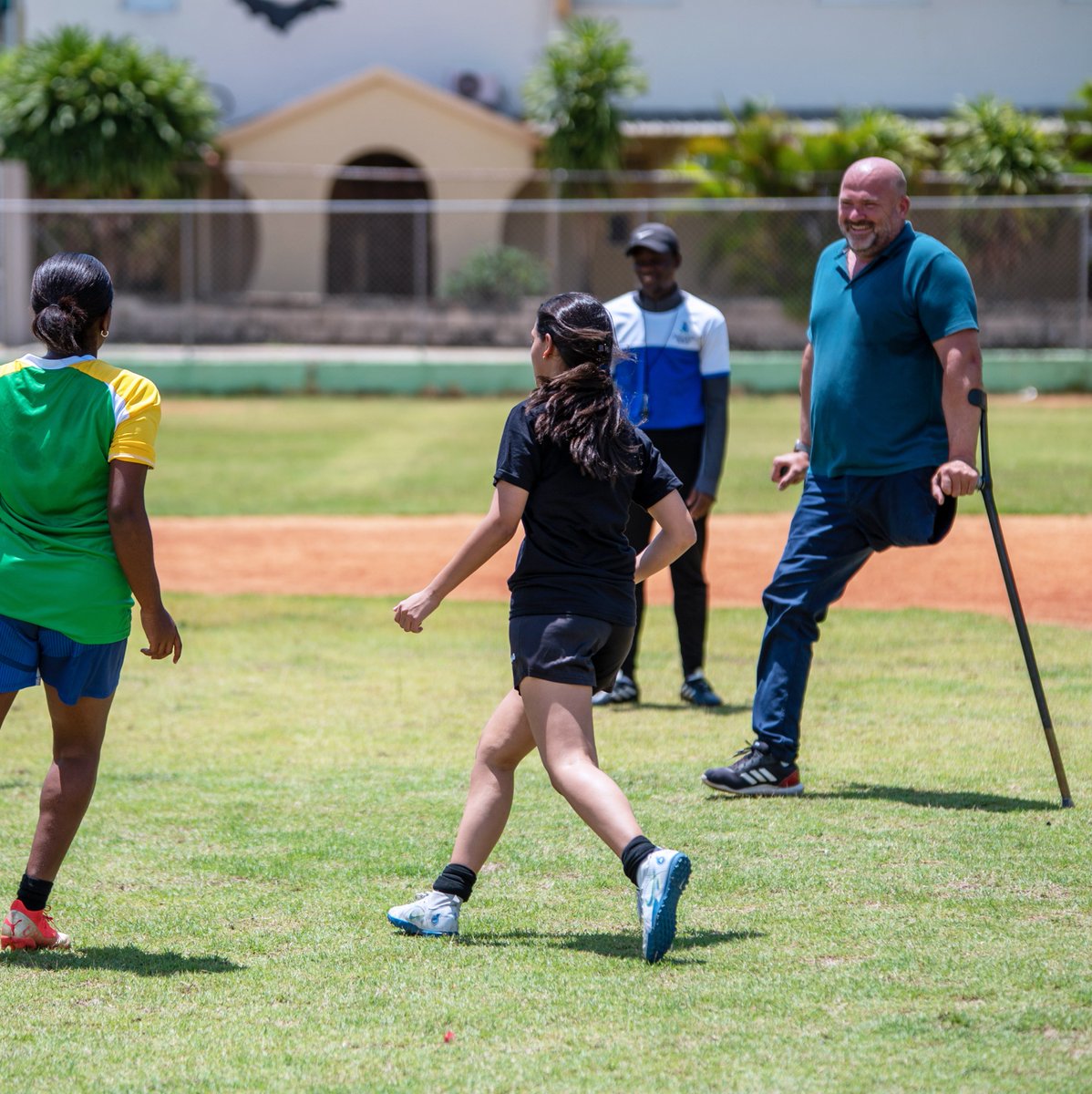 Last week we had the visit of Mr. Eduardo Valcárcel, who gave motivational talks to students, parents, P.E. teachers, and soccer coaches. With this, we promoted values, teamwork, discipline, and determination through sports in the DR educational community.
#SMSNews