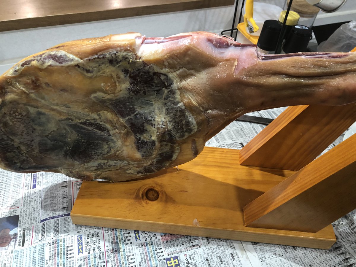 matsutaki's tweet photo. 買っちゃった…「生ハム」の「原木」ッ…！ https://t.co/bBDhwK9fmt
