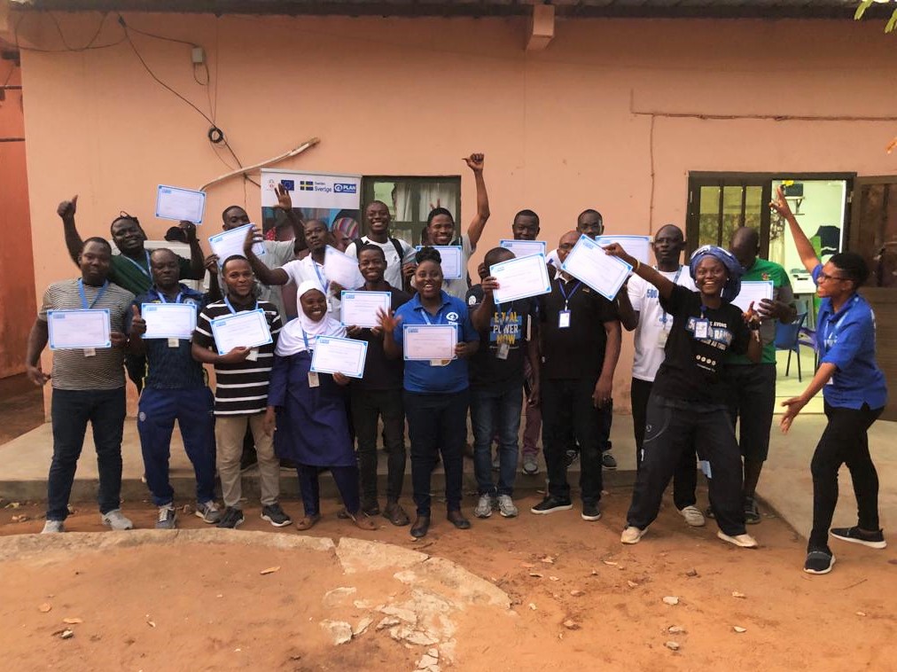 PlanIntTogo's tweet photo. 37 personnes dont 13 femmes membres du staff de @PlanIntTogo et des partenaires de mise en œuvre dans la région des Savanes sont en sessions de Formation à la Sécurité Terrain Et au Secourisme (FASTES), du 18 au 26 avril 2023.
#Secutite #Secourisme #PlusFortsEnsemble #TgTwittos https://t.co/jmPSf9QTM0