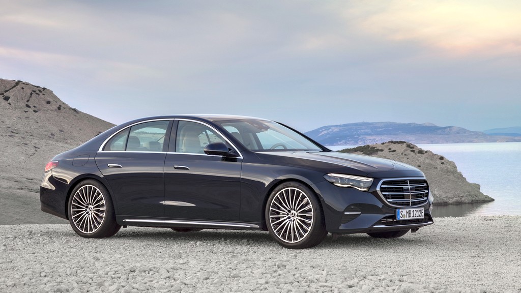 AutomediaMK's tweet image. Mercedes-Benz E-Class, од генерацијата W213, за којашто не случајно се погоди во својата ознака да ги содржи истите бројки како легендата W123, според очекувањата на сцената, требаше „само“ да изгледа слично со C-Class, со по некој детал од S-Class.

automedia.mk/objavi/mercede…