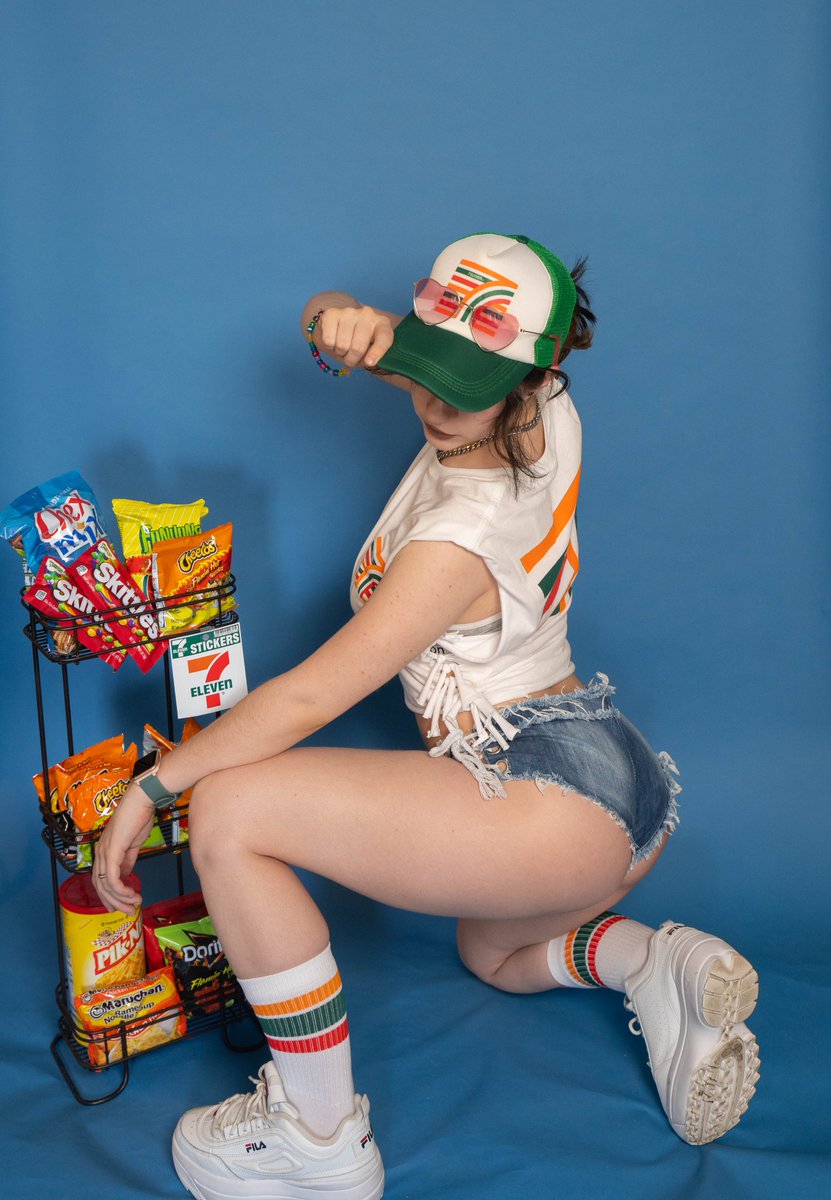 muwun_lite's tweet photo. "Damn, the new delivery girl is so hot!"

(50 rts for spicy versions) https://t.co/VutGPhuf4v