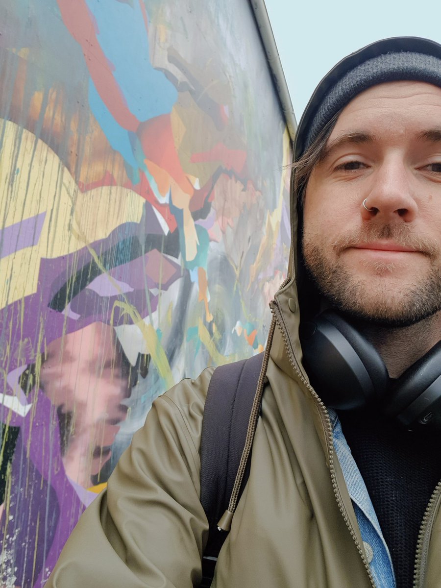 Back in my raincoat again as spring disappeared in Gothenburg.
However, got a new single out now on Thursday, it's called 𝗛𝗔𝗣𝗣𝗬 𝗚𝗢𝗜𝗡𝗚 𝗟𝗨𝗖𝗞𝗬