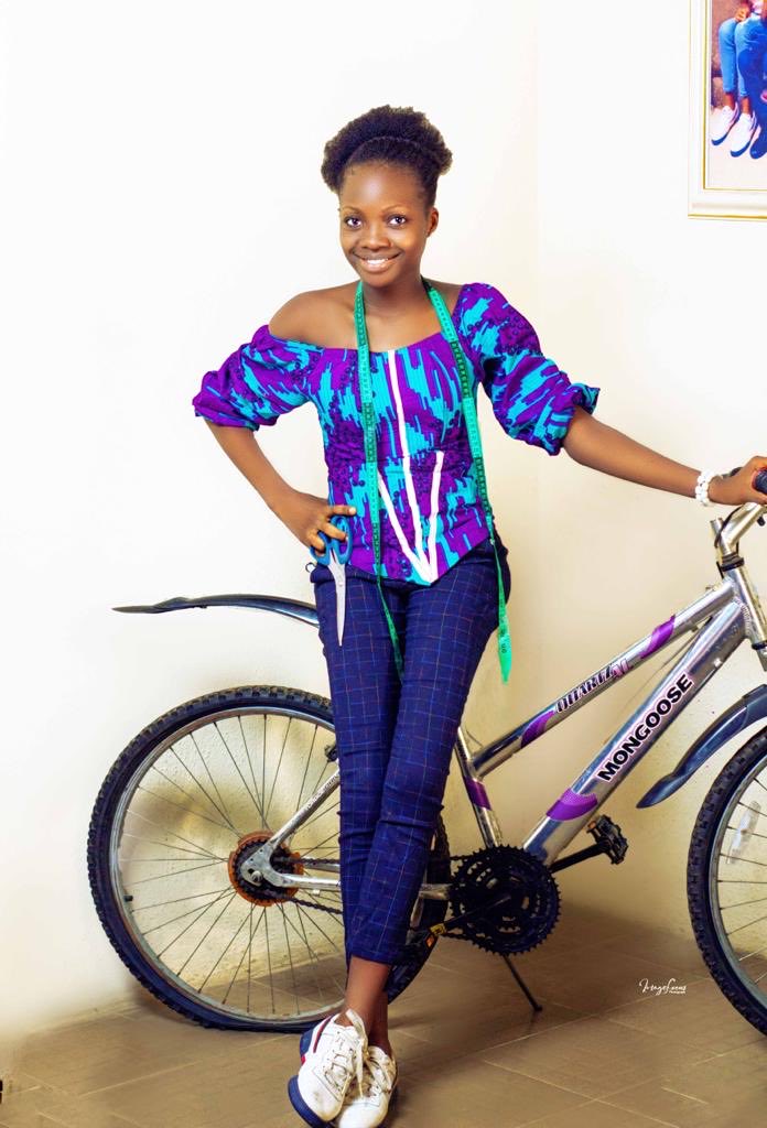 imfavgiirl's tweet photo. Beautiful short style on Ankara with A Puff Hand made by me.
Hope it looks beautiful on me? I can make one for you if you like it. #ProudTailor #FavStyle #Fashion #Designer #Akanra 👗 https://t.co/4Kv0JGgOXF