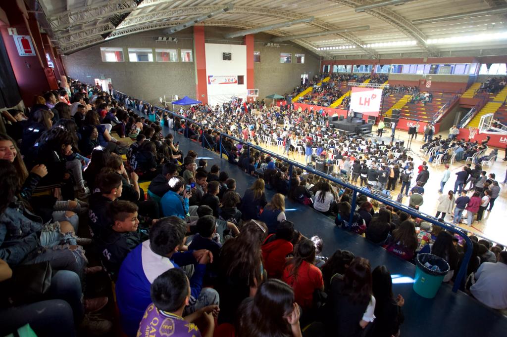 lasherasmza's tweet photo. #CharlaPrevencionDeAdicciones 🗣️ Ante miles de jóvenes y adultos, Gastón Pauls volvió a Las Heras para dar testimonio de su recuperación a las adicciones y dejar un mensaje de prevención a los asistentes. Convocado por la Municipalidad la ONG Remar @OngRemar https://t.co/nz2py3sxWN
