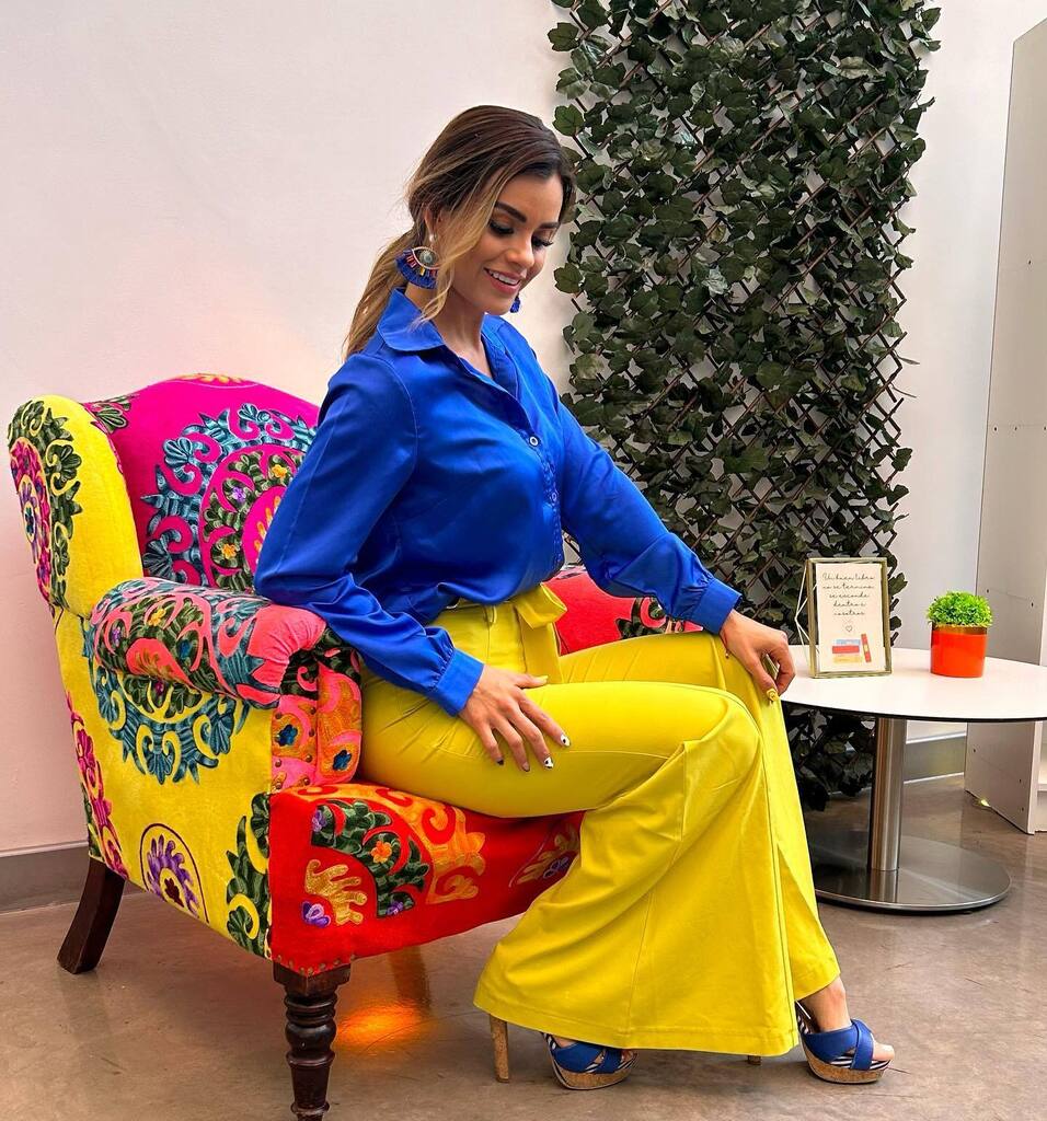 KarlaCastroFit's tweet photo. No vemos las cosas como son, las vemos como somos🌻
@bartolinisoutfitrental 👗
.
.
.
.
.
#karlavivefit💚 #tvhost #tvpresenter #televisa #fitmom #fitnessmotivation #fitnesslife #fitnessgirl #coachfitness https://t.co/z9Rsp8GmSh https://t.co/k6JX4tOmAj