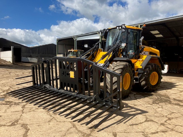 OliverLandpower's tweet photo. A new @JCBagriculture 435S Loading Shovel delivered and installed by Oliver Landpower Tingewick FSM Matt Tutt. Complete with JCB Attachments 14ft folding fork and guard. #olivers #oliverlandpower #jcb #loadingshovel #jcbattachments https://t.co/n6fMeIrlU9