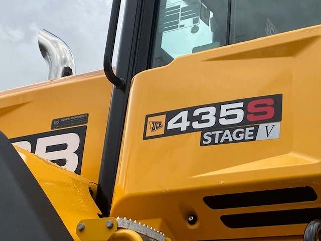 OliverLandpower's tweet photo. A new @JCBagriculture 435S Loading Shovel delivered and installed by Oliver Landpower Tingewick FSM Matt Tutt. Complete with JCB Attachments 14ft folding fork and guard. #olivers #oliverlandpower #jcb #loadingshovel #jcbattachments https://t.co/n6fMeIrlU9