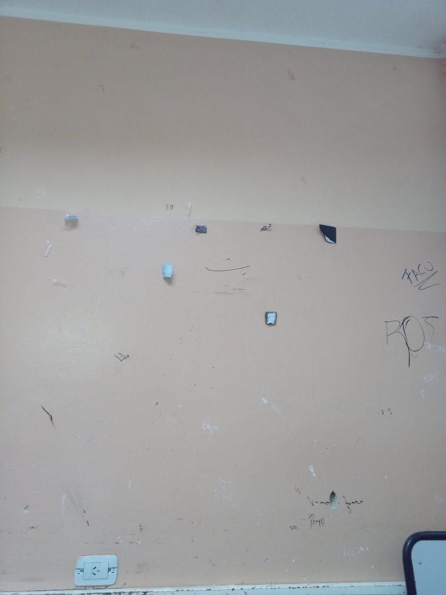 Así quedo la cartelera que estábamos armando con mis compañeros de último año, porque los nenes inmaduros y destructivos nunca faltan. 
Ya están en secundaria bldo 🤦‍♀️
