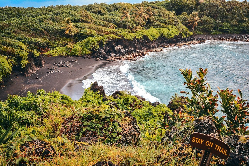 BeachViewsDaily's tweet photo. Shh! A hidden gem in #Hawaii - this stunning black sand beach awaits the adventurous! https://t.co/zrdnYb98HB