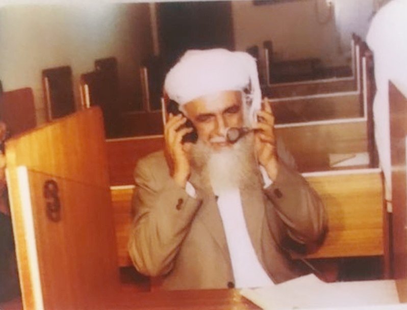 #تواضع_الشيخ
قال العلامة الشيخ #سعيد_بن_حمد_الحارثي
 اتصلت بي امرأة
وقالت لي: أنت سعيد بن حمد
فقلت لها: نعم
قالت: هل تنفع تفسر الرؤى؟
فقلت لها: لا. أنا لا أنفع أفسر رؤى
فقالت لي: إذن فبماذا تنفع أنت؟
فقلت لها: #أنا_أنفع_أكل_عيش
هذا الذي أنفع له.
رحمةالله عليه وأسكنه فسيح جناته