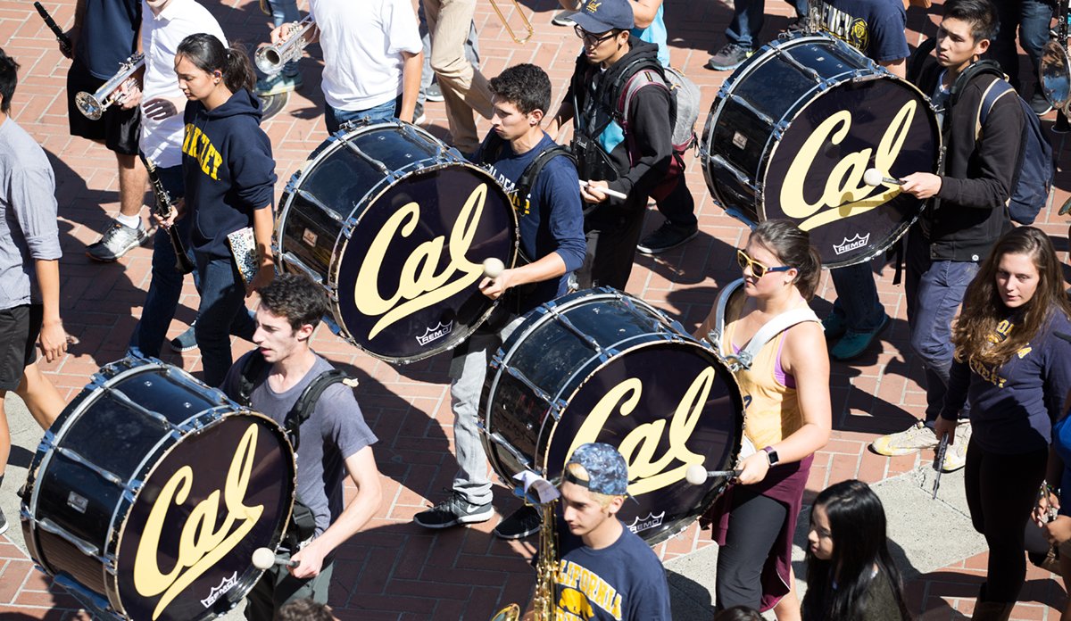 UCBerkeleyLib's tweet photo. Happy #CalWeek! ๐๐๐
This week (and beyond), get to know @UCBerkeley and the Library through:
๐ป A fun bear-spotting tour
๐ Eye-opening exhibits
๐ A carefully curated summer reading list
๐ค A Cal trivia quiz
MORE! โฉ https://t.co/9ulTPC3M8Q https://t.co/9p4mcyVq3U