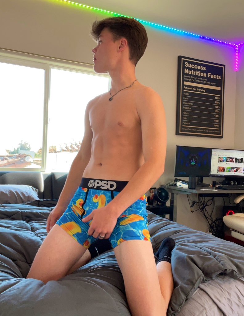 Oscar09244106's tweet photo. Anyone want to test out my new joystick?🤭#fitness https://t.co/K1nu7ShOm2