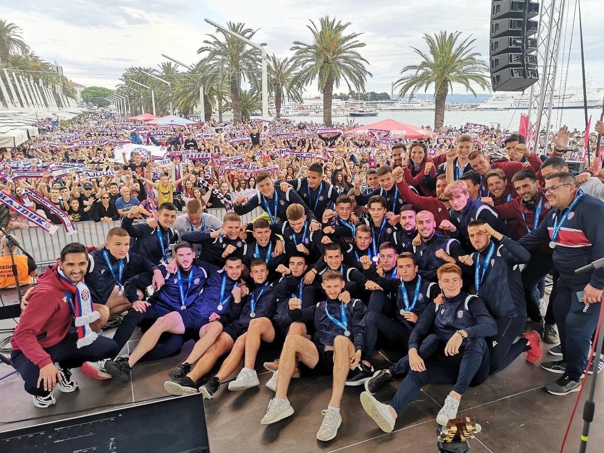 hajduk's tweet image. This is Split! This is Hajduk! 👏👏👏 @UEFAYouthLeague ❤️💙