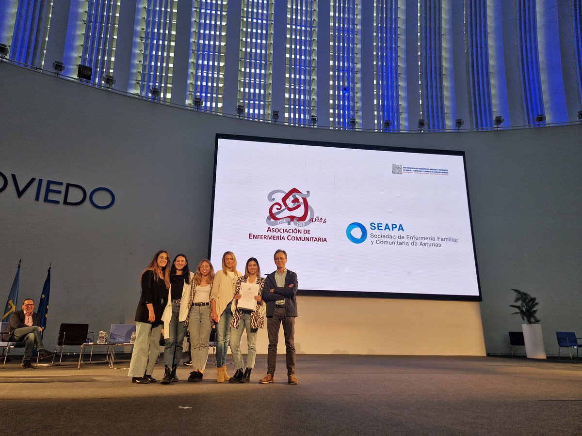 AfycUnidad's tweet photo. Los presidentes de las sociedades científicas entregan los premios a los mejores TFR como cierre a este XXXI Encuentro de Residentes de Familia y Comunitaria. #SEMG #SEAPA #AEC https://t.co/W6xTaxdG0k