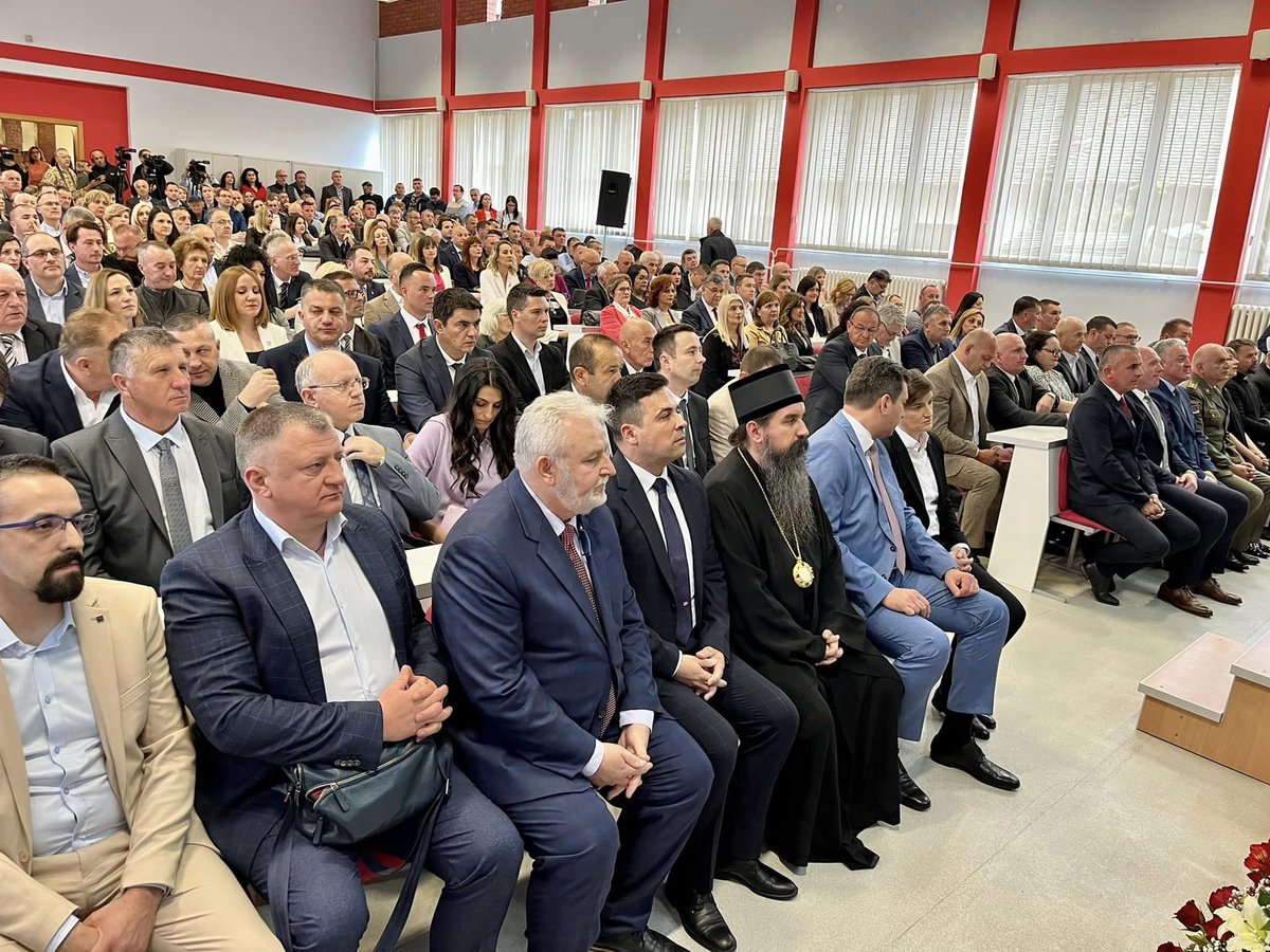 SabacNews's tweet photo. Sve ste uništili i pogazili, jednopartijski sistem u gradu Šapcu na slici! https://t.co/1li3x39bRs