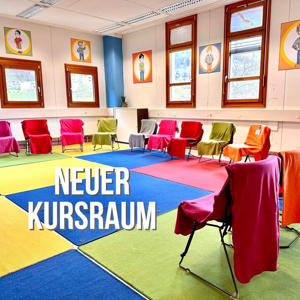 Woche 5! Täglich besuchen vier Gruppen den Deutschkurs „LieLa Works“. Die Kurse laufen parallel, daher musste ein zweiter Kursraum her. Das LieLa Team hat sein Lager aufgeräumt und daraus diesen wunderschönen Kursraum gezaubert. 🤩

#deutschkurs #deut… instagr.am/p/Crd0qj2Mh9C/