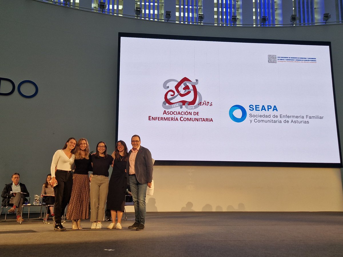 AfycUnidad's tweet photo. Los presidentes de las sociedades científicas entregan los premios a los mejores TFR como cierre a este XXXI Encuentro de Residentes de Familia y Comunitaria. #SEMG #SEAPA #AEC https://t.co/W6xTaxdG0k