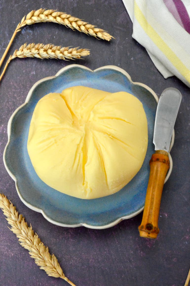 Choclette8's tweet photo. Want to try making your own butter? It's easier than you think. All you need is double cream and the whole process takes less than fifteen minutes. But what to do with the leftover buttermilk? Use it to make some delicious soda bread. #homemadebutter
https://t.co/0qwYv2k4hF https://t.co/NLCaQzahFF