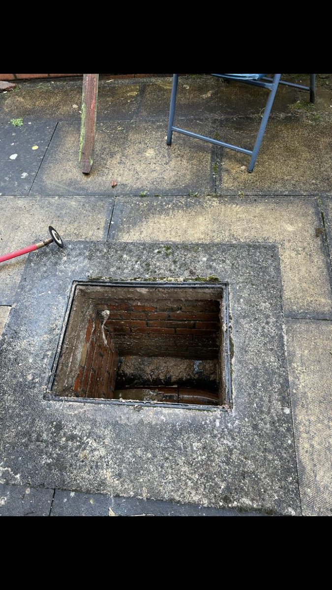 Blocked manhole cleared for our customer #localbusiness #staffordshirebusiness #drainage #blockages #drainsfast