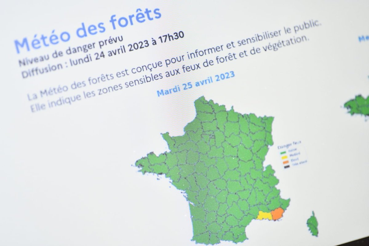 meteofrance's tweet photo. Le ministre @ChristopheBechu a organisé ce mardi une réunion avec Météo-France sur la future "#MétéodesForêts".

➡️Publiée chaque jour à partir de juin, elle comportera 4 niveaux de danger 🟢🟡🟠🔴 et détaillera la situation département par département.

📸@ecologie_gouv https://t.co/yb5Dt74Pek
