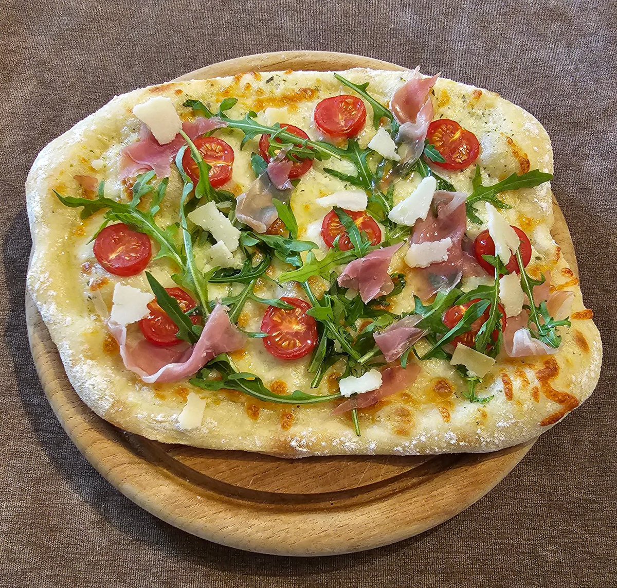 Antschie79's tweet photo. Ich hab für uns heute Pinsa gemacht. Der Teig hatte 32 Stunden Zeit im Kühlschrank zu reifen 😊
Für meinen Mann: Tomatensauce, Salami, Peperoni und Knoblauchöl. 
Für mich: Kräuter creme fraîche, Cocktailtomaten, Rucola, Prosciutto, Parmesanhobel und Knoblauchöl 😍 
Köstlich ❤️ https://t.co/3RfN2rtf4n