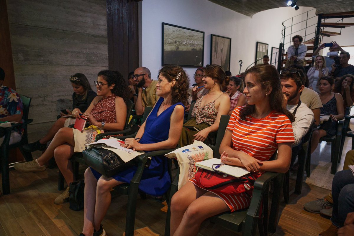 UNESCOHabana's tweet photo. ¡Qué mejor forma de celebrar el #DíadelLibro2023 que inaugurando los cursos de Escritura y Edición con el escritor #LeonardoPadura!

Con la conferencia "Cómo escribir una novela", el cubano dio inicio a estos talleres #Transcultura en los que participan 25 jóvenes de 🇨🇺, 🇩🇴 y 🇧🇿. https://t.co/BAdis3ODLK