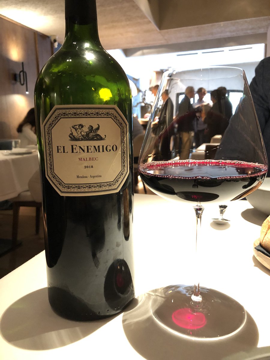 IsabelaTerroir's tweet photo. 🐑🐑 LANA 🐑🐑
@restaurante_lana 

Ojo de bife Aberdeen Angus y El Enemigo Malbec. Y sitiazo! 
🔪🥩🇦🇷♥️

Lana: templo para los amantes de la carne, la verdura de temporada, el vino argentino y las burbujas!🥂

#parrillaargentina 
#grassfed 
#chamberi 
#ponzano 
#madrid https://t.co/er2E4bwrIQ