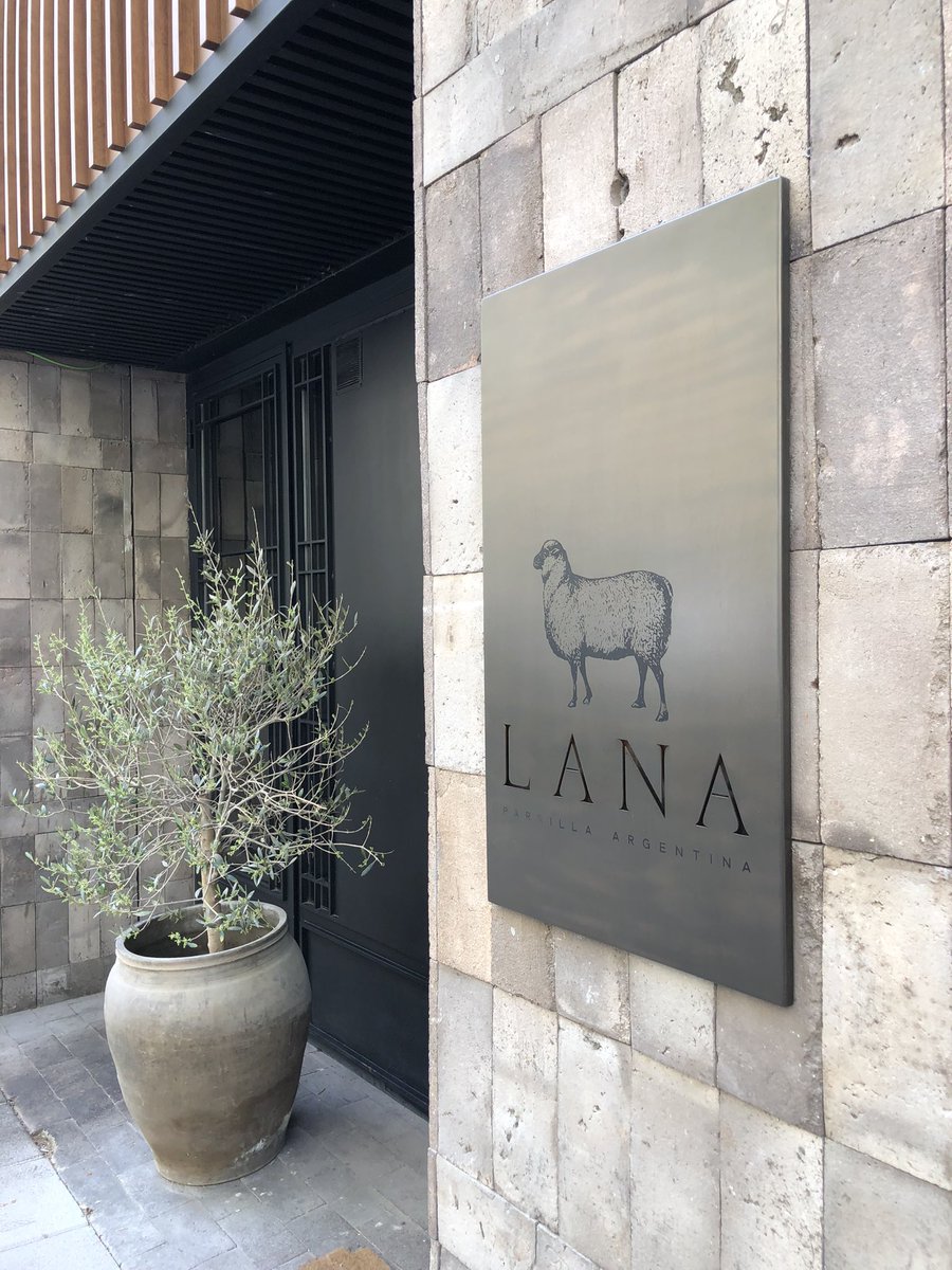 🐑🐑 LANA 🐑🐑
@restaurante_lana 

Ojo de bife Aberdeen Angus y El Enemigo Malbec. Y sitiazo! 
🔪🥩🇦🇷♥️

Lana: templo para los amantes de la carne, la verdura de temporada, el vino argentino y las burbujas!🥂

#parrillaargentina 
#grassfed 
#chamberi 
#ponzano 
#madrid