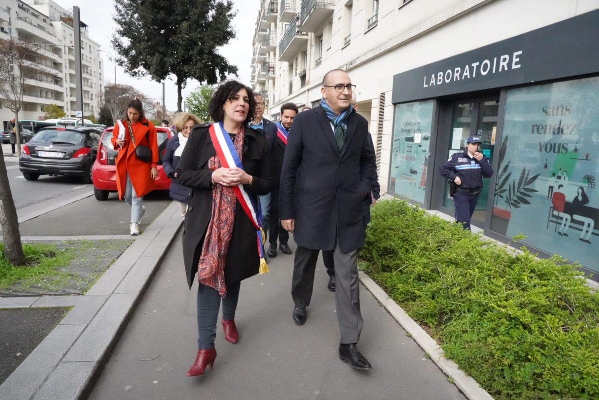 chatillon92320's tweet photo. La Maire #Châtillon @AzzazNadege a accueilli cet après-midi le Préfet de Police de Paris @NunezLaurent  afin de constater et d’échanger au sujet des trafics de cigarette au métro. https://t.co/OPiMrIm6SR
