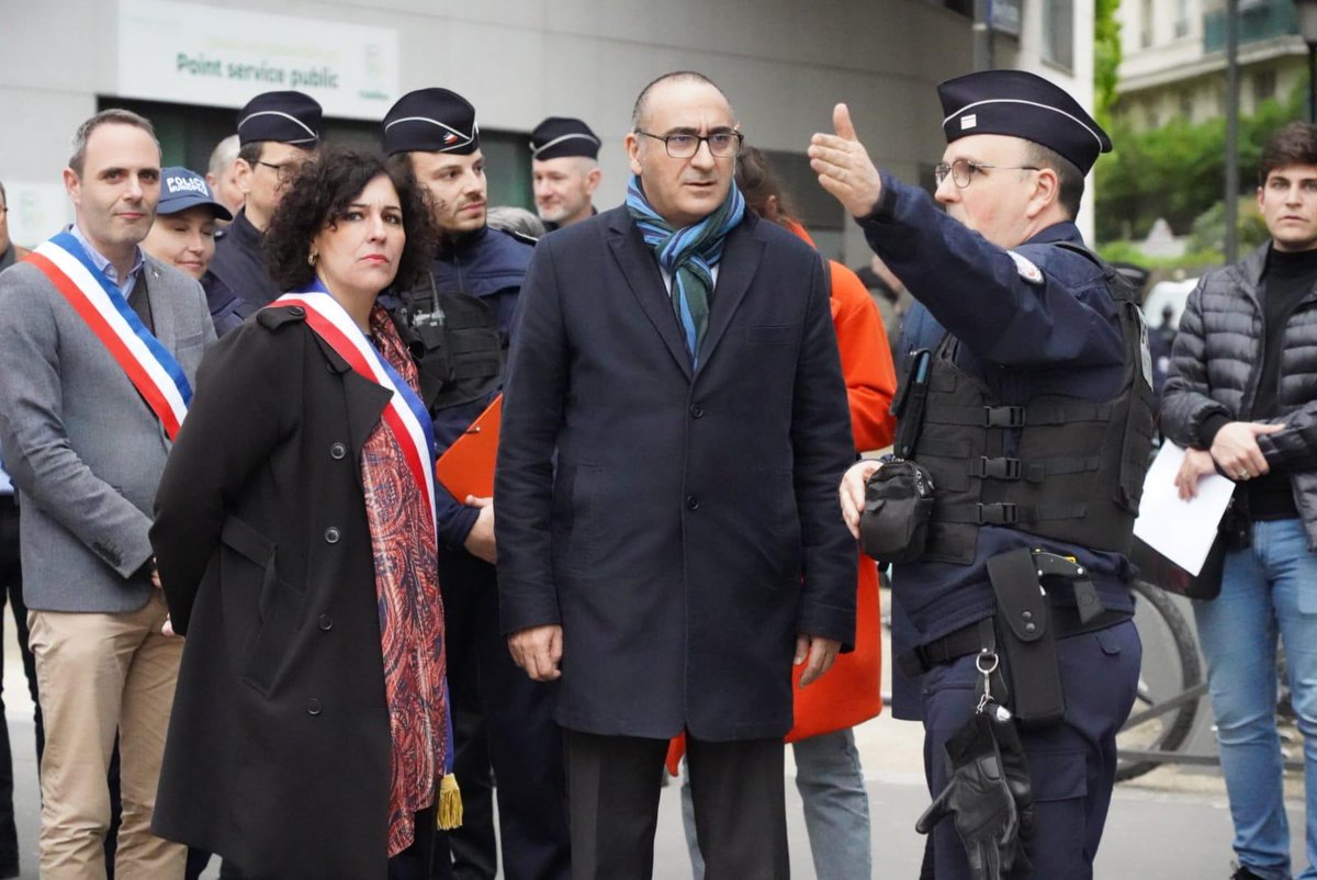 chatillon92320's tweet photo. La Maire #Châtillon @AzzazNadege a accueilli cet après-midi le Préfet de Police de Paris @NunezLaurent  afin de constater et d’échanger au sujet des trafics de cigarette au métro. https://t.co/OPiMrIm6SR