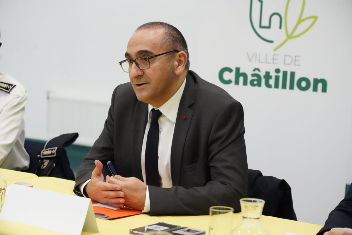 chatillon92320's tweet photo. La Maire #Châtillon @AzzazNadege a accueilli cet après-midi le Préfet de Police de Paris @NunezLaurent  afin de constater et d’échanger au sujet des trafics de cigarette au métro. https://t.co/OPiMrIm6SR