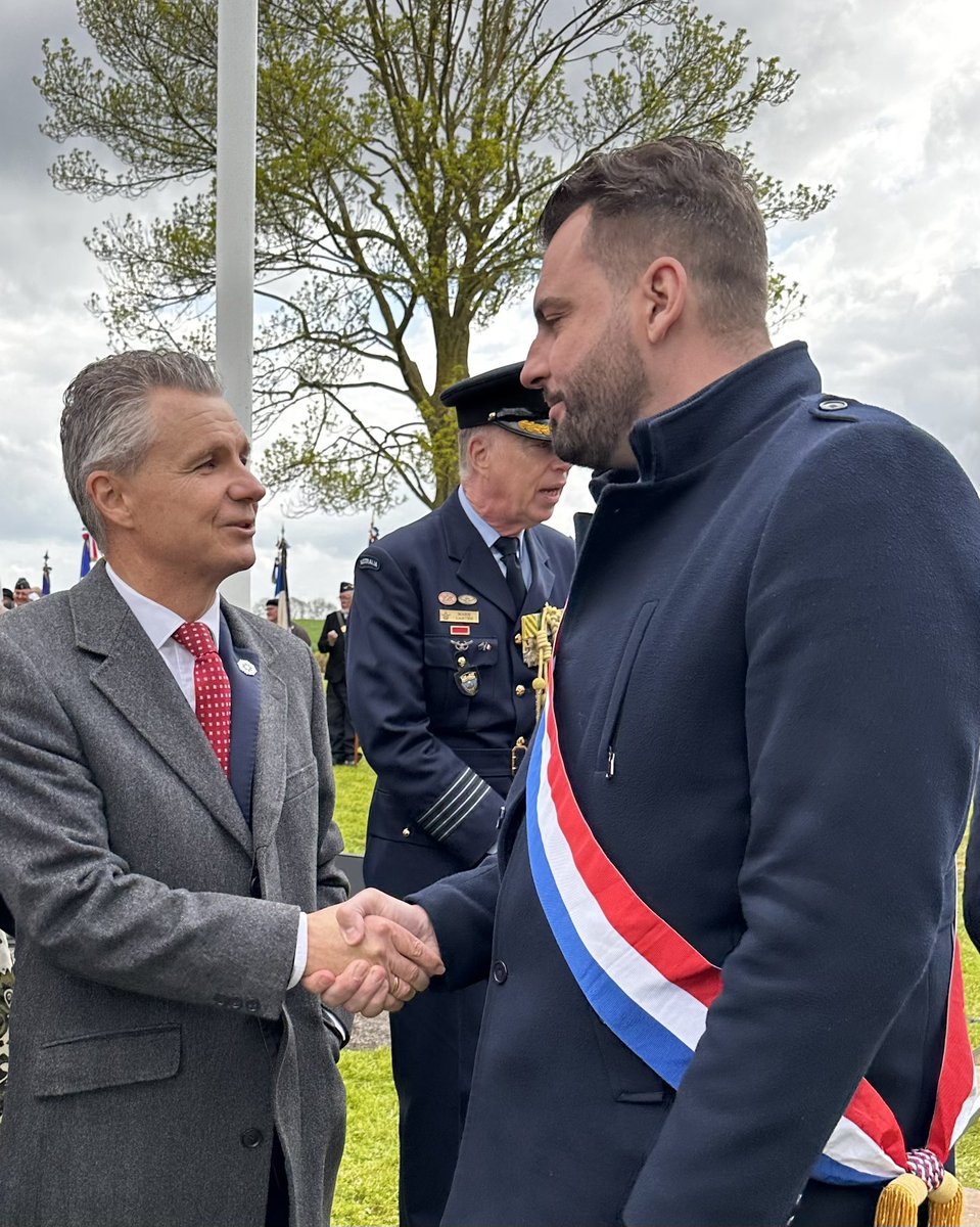 🇫🇷 🇳🇿 🇦🇺 Anzac Day à Bullecourt ! lls sont venus d’ailleurs et ils sont morts avec nos grands-pères ici en Artois. Amis australiens et néo-zélandais, les tombes de vos fils morts sur le sol français sont protégées à jamais comme celles de nos fils ! 
#circo6201 #AnzacDay2023