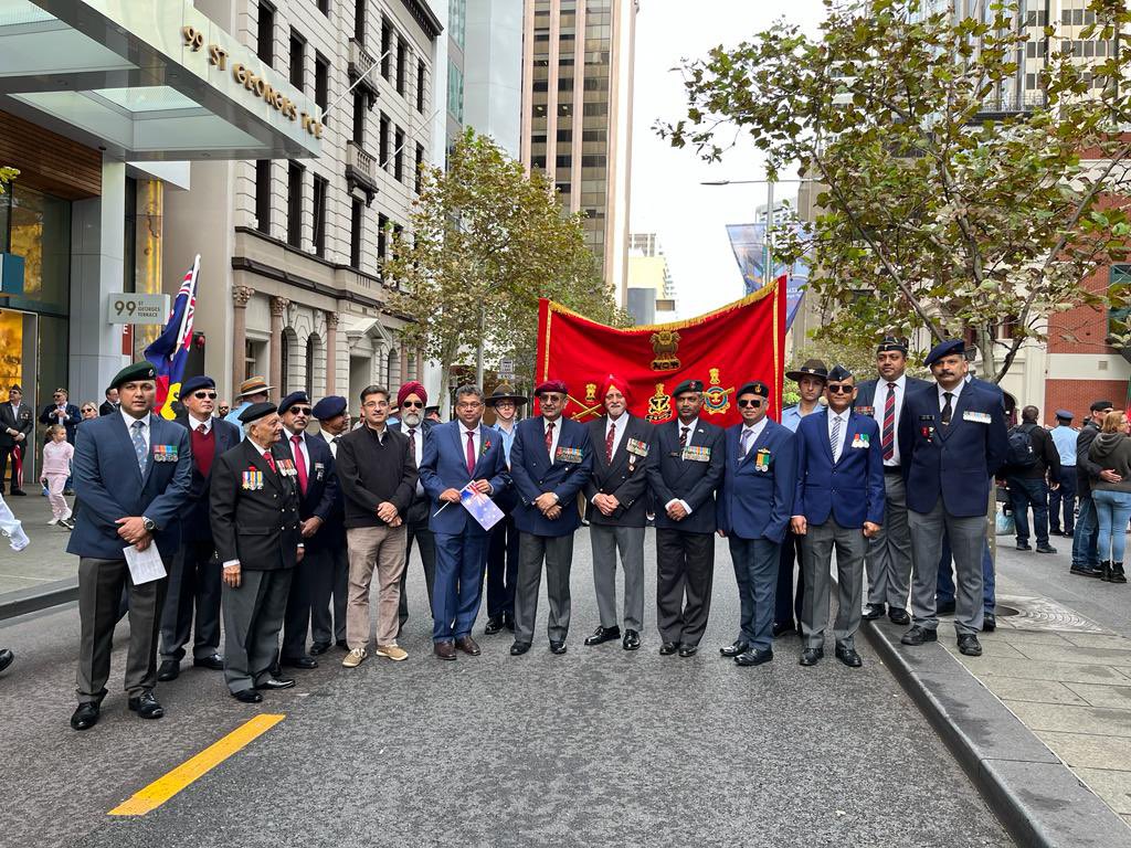Lest we forget  🌺 #AnzacDay2023 

#Anzac Day Dawn service honouring those who have served and sacrificed was attended by the Consulate. The Indian Veterans contingent took part in the Anzac Day parade.
