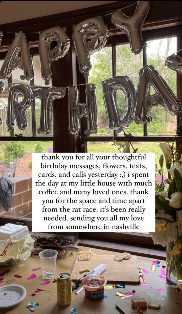 asheupdatesarg's tweet photo. "gracias por todos sus felicitaciones de cumpleaños, flores, mensajes y tarjetas ayer :,) Pasé el día en mi casita con mucho café y mis seres queridos. Gracias por el espacio y el tiempo aparte de la carrera de ratas (suponemos que habla del tour), ha sido realmente necesario+ https://t.co/ItLcgoO8Aw