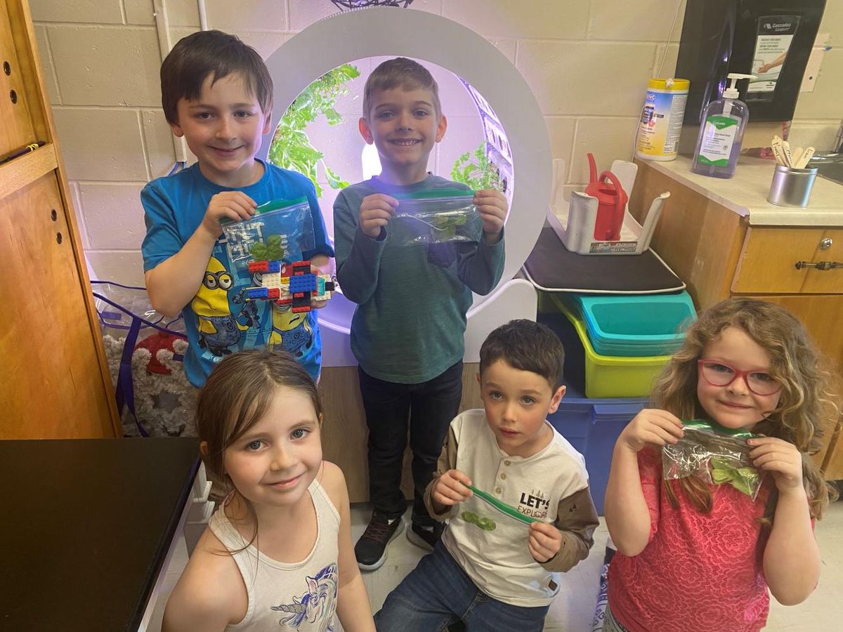 EECSacreCoeur's tweet photo. C’est dans le cadre du projet AILEE que l’École élémentaire catholique Sacré-Cœur a souligné pour une deuxième année son projet d’économie circulaire 📢🤩 

Pour plus d'informations :  https://t.co/rdr71uODoJ

#CSDCEOinnovation  #OnEstBienCSDCEO https://t.co/kXQHgJZyiC