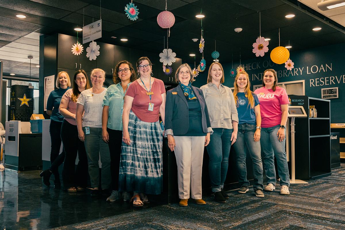 ERAUPrescott's tweet image. On #NationalLibraryWorkersDay, we want to share our appreciation for the hardworking staff at the Hazy Library. 

The librarians, technicians, support staff and student employees are the backbone of our library. Thank you for all you do! 📖 📚🦅 #HazyLibrary #ERAUHazyBear #GoERAU