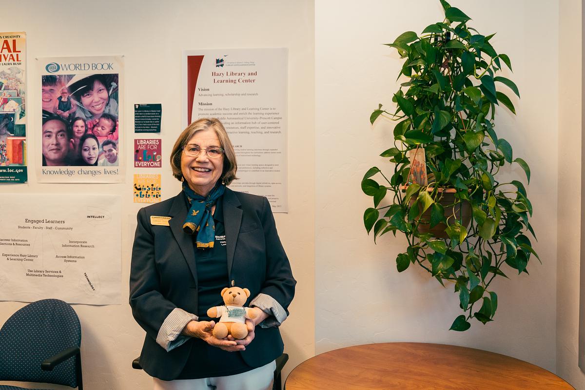 ERAUPrescott's tweet image. On #NationalLibraryWorkersDay, we want to share our appreciation for the hardworking staff at the Hazy Library. 

The librarians, technicians, support staff and student employees are the backbone of our library. Thank you for all you do! 📖 📚🦅 #HazyLibrary #ERAUHazyBear #GoERAU