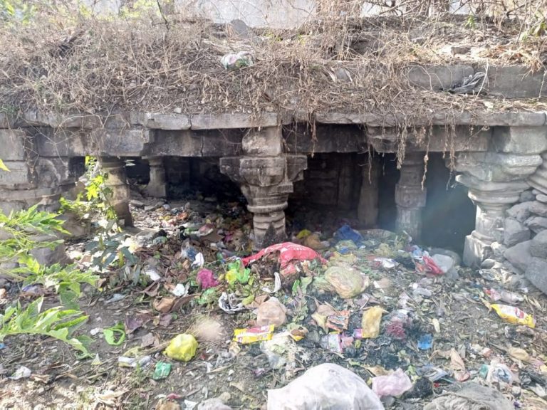 Deliberate attempts to bury ancient Shri Mahalakshmi Mandir, a Hemadpanthi architecture, under trash &amp; garbage in Beed

Neglect of the temple due to dominance of Minority community in the temple area

<a href="/ASIGoI/">Archaeological Survey of India</a> wakes up after the complaint by <a href="/mnsadhikrut/">MNS Adhikrut - मनसे अधिकृत</a> !
 sanatanprabhat.org/english/74249.…